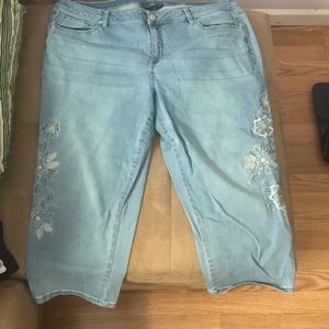 Light washed crop jeans with embroidered flowers